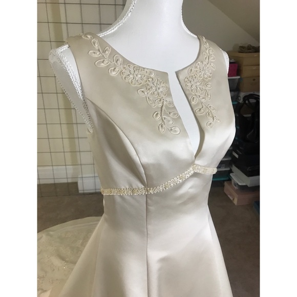 ALFRED ANGELO Wedding Dress - Picture 4 of 8